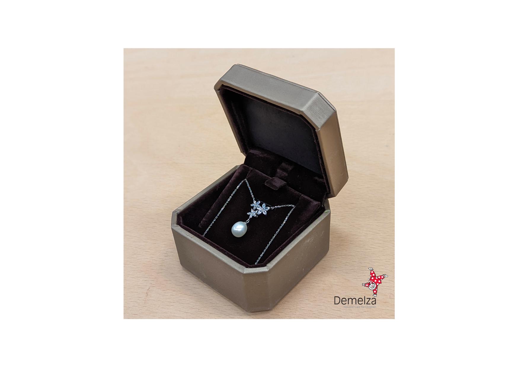 Star and pearl design pendant necklace in presentation box 