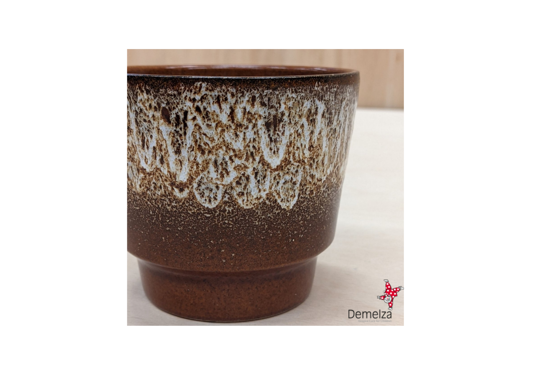 Brown plant pot with white detailing to rim 