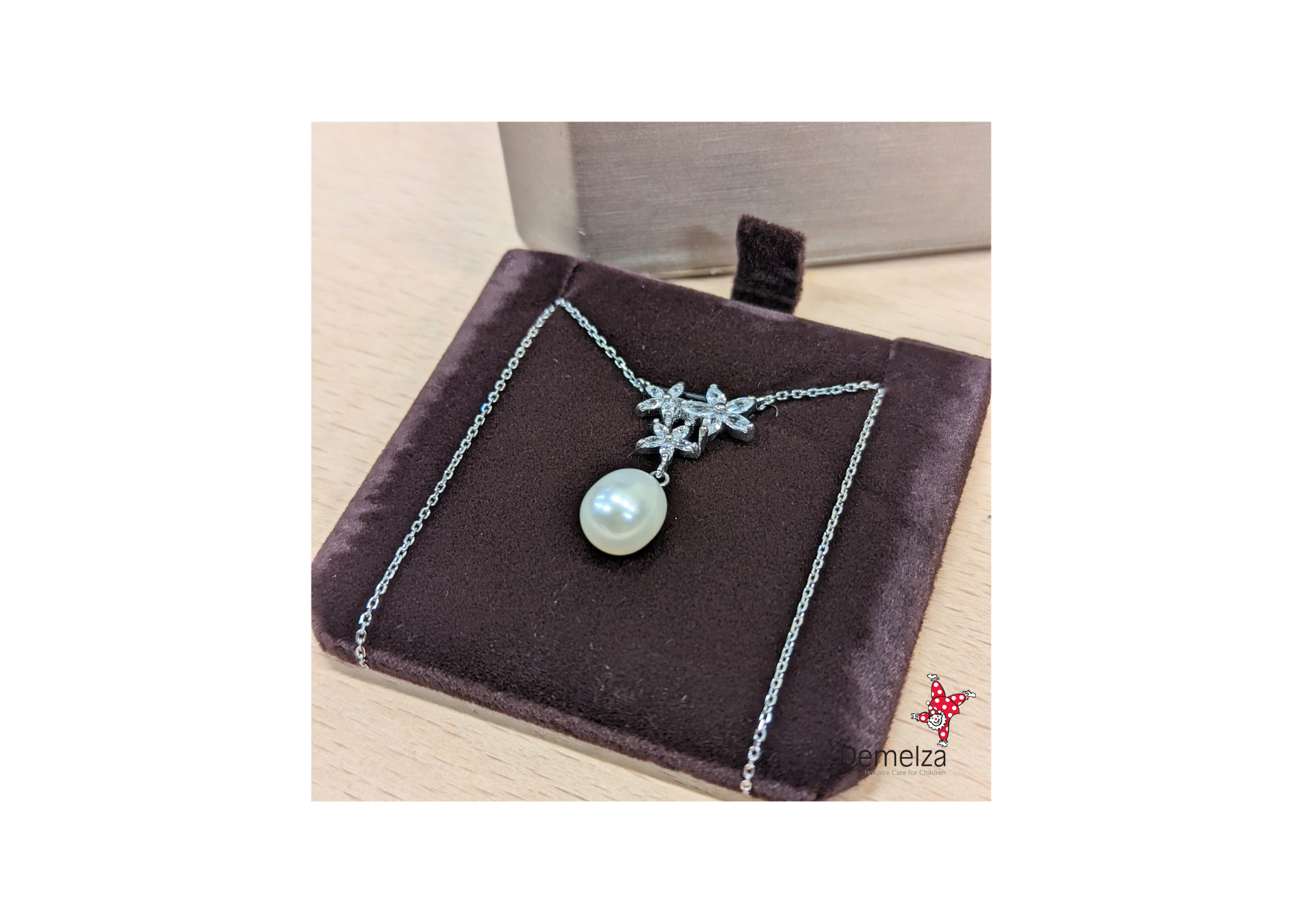 Star and pearl design pendant necklace in presentation box 